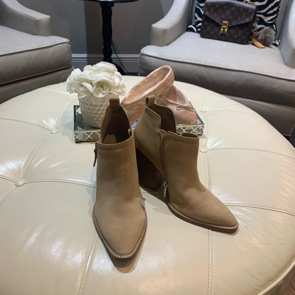Gianni Bini tan Suede booties